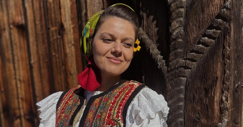 „Cât îi lumea-n lung și-n lat”: Îndrăgita Maria Mihali și-a lansat noul cântec chiar de ziua sa