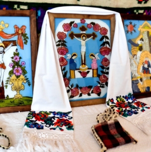 „Lumină din lumină”: La Sighetu Marmației se vernisează expoziția de icoane pe sticlă și artă populară