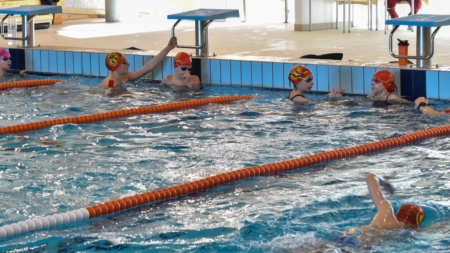 Club Sportiv Seini își extinde activitatea și la Târgu Lăpuș: Cursuri de înot pentru copii din 20 aprilie