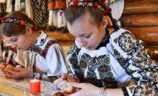 Tradiții pascale autentice, readuse la viață în Cupșeni: împistritul ouălor și cocâstratele au unit generațiile