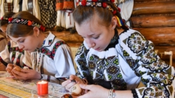 Tradiții pascale autentice, readuse la viață în Cupșeni: împistritul ouălor și cocâstratele au unit generațiile