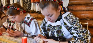 Tradiții pascale autentice, readuse la viață în Cupșeni: împistritul ouălor și cocâstratele au unit generațiile