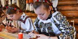 Tradiții pascale autentice, readuse la viață în Cupșeni: împistritul ouălor și cocâstratele au unit generațiile