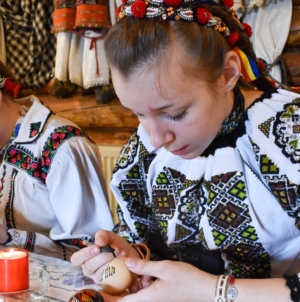 Tradiții pascale autentice, readuse la viață în Cupșeni: împistritul ouălor și cocâstratele au unit generațiile