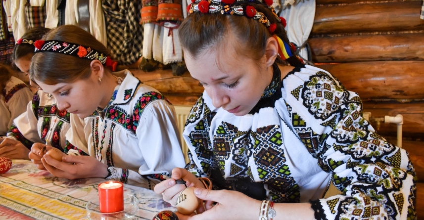 Tradiții pascale autentice, readuse la viață în Cupșeni: împistritul ouălor și cocâstratele au unit generațiile