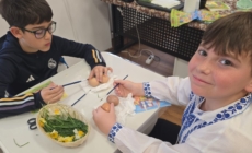 Elevii Liceului „Grigore C. Moisil” Târgu Lăpuș au învățat tehnica șervețelului pentru decorarea ouălor de Paște