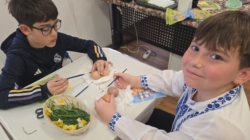 Elevii Liceului „Grigore C. Moisil” Târgu Lăpuș au învățat tehnica șervețelului pentru decorarea ouălor de Paște