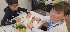 Elevii Liceului „Grigore C. Moisil” Târgu Lăpuș au învățat tehnica șervețelului pentru decorarea ouălor de Paște