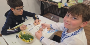 Elevii Liceului „Grigore C. Moisil” Târgu Lăpuș au învățat tehnica șervețelului pentru decorarea ouălor de Paște