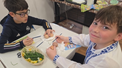 Elevii Liceului „Grigore C. Moisil” Târgu Lăpuș au învățat tehnica șervețelului pentru decorarea ouălor de Paște