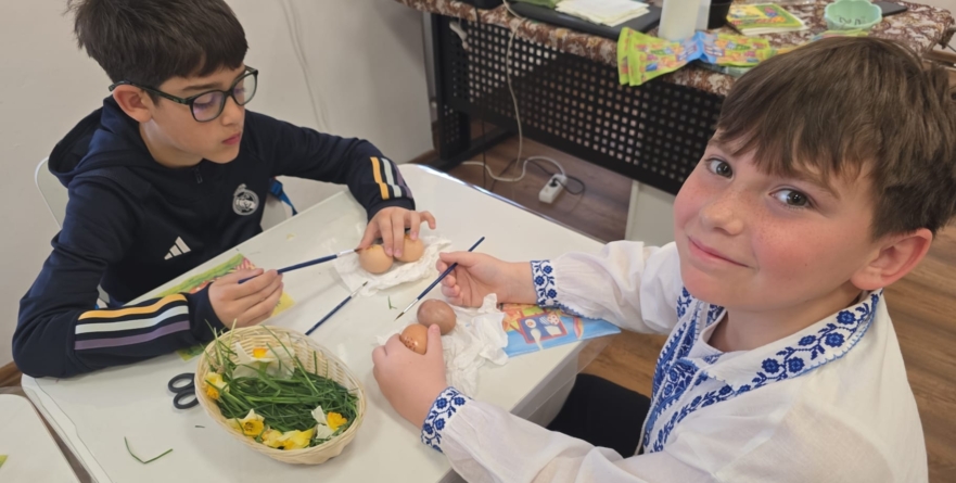 Elevii Liceului „Grigore C. Moisil” Târgu Lăpuș au învățat tehnica șervețelului pentru decorarea ouălor de Paște