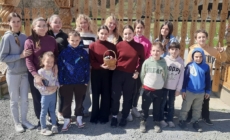 Tradiții pascale duse mai departe la Inău: Copiii au învățat arta încondeierii ouălor