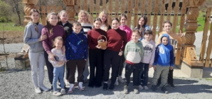 Tradiții pascale duse mai departe la Inău: Copiii au învățat arta încondeierii ouălor