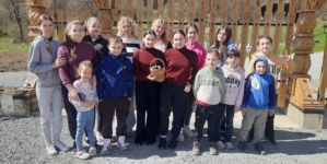 Tradiții pascale duse mai departe la Inău: Copiii au învățat arta încondeierii ouălor