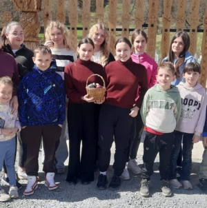 Tradiții pascale duse mai departe la Inău: Copiii au învățat arta încondeierii ouălor