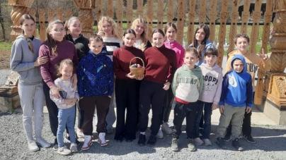 Tradiții pascale duse mai departe: Copiii din Inău au învățat arta încondeierii ouălor