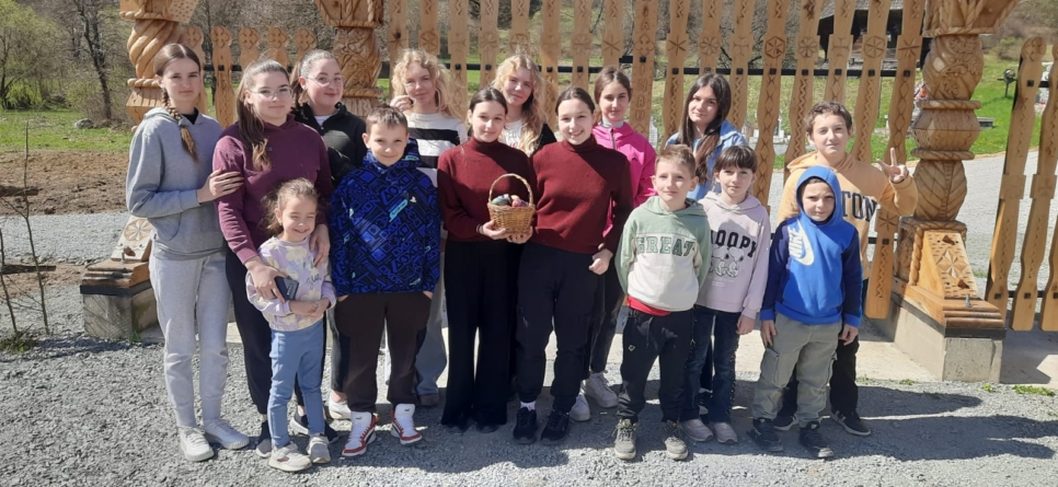 Tradiții pascale duse mai departe la Inău: Copiii au învățat arta încondeierii ouălor