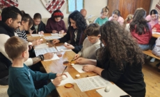 Numeroși participanți la atelierul de încondeiat ouă de la Muzeul Satului Baia Mare