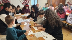 Numeroși participanți la atelierul de încondeiat ouă de la Muzeul Satului Baia Mare