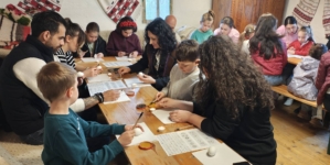 Numeroși participanți la atelierul de încondeiat ouă de la Muzeul Satului Baia Mare