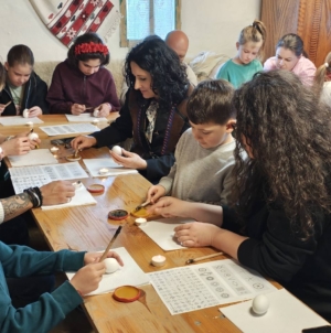 Numeroși participanți la atelierul de încondeiat ouă de la Muzeul Satului Baia Mare