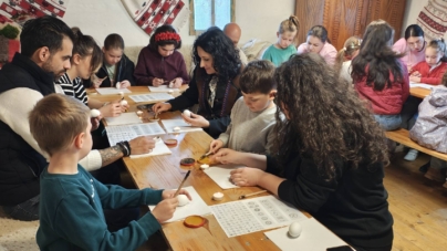 Numeroși participanți la atelierul de încondeiat ouă de la Muzeul Satului Baia Mare