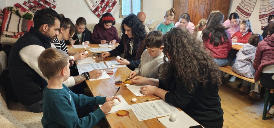Numeroși participanți la atelierul de încondeiat ouă de la Muzeul Satului Baia Mare