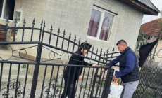 Pachete cu alimente în prag de sărbători pentru persoanele vulnerabile din Fărcașa