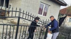 Pachete cu alimente în prag de sărbători pentru persoanele vulnerabile din Fărcașa