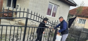 Pachete cu alimente în prag de sărbători pentru persoanele vulnerabile din Fărcașa