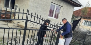 Pachete cu alimente în prag de sărbători pentru persoanele vulnerabile din Fărcașa