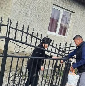 Pachete cu alimente în prag de sărbători pentru persoanele vulnerabile din Fărcașa