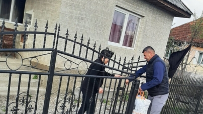 Pachete cu alimente în prag de sărbători pentru persoanele vulnerabile din Fărcașa