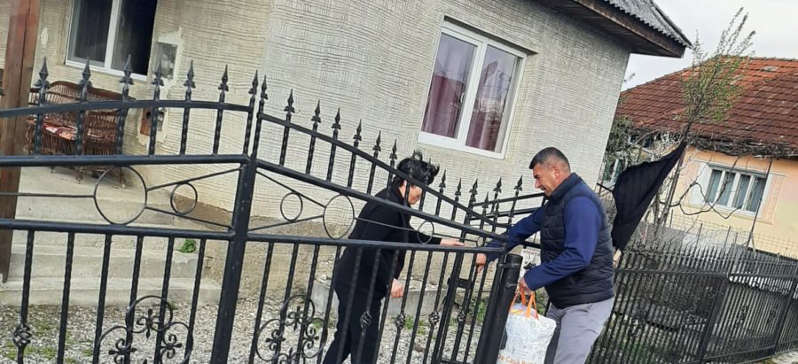 Pachete cu alimente în prag de sărbători pentru persoanele vulnerabile din Fărcașa