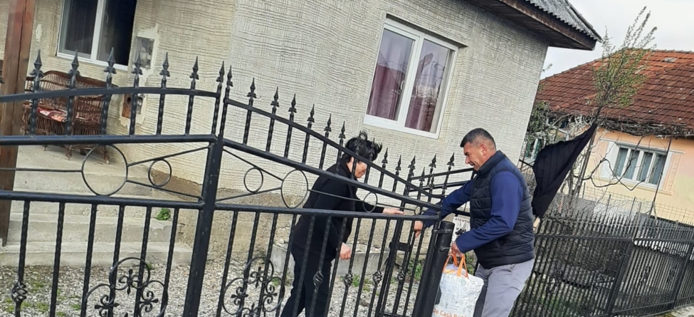 Pachete cu alimente în prag de sărbători pentru persoanele vulnerabile din Fărcașa