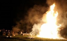 Focul de pe coasta Iacoboi, tradiția care unește comunitatea din Groși în noaptea Învierii