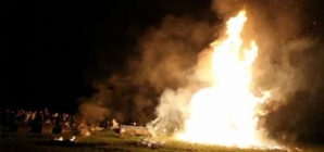 Focul de pe coasta Iacoboi, tradiția care unește comunitatea din Groși în noaptea Învierii