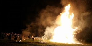 Focul de pe coasta Iacoboi, tradiția care unește comunitatea din Groși în noaptea Învierii