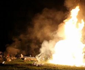 Focul de pe coasta Iacoboi, tradiția care unește comunitatea din Groși în noaptea Învierii