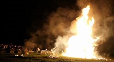 Focul de pe coasta Iacoboi, tradiția care unește comunitatea din Groși în noaptea Învierii