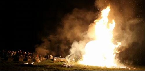 Focul de pe coasta Iacoboi, tradiția care unește comunitatea din Groși în noaptea Învierii