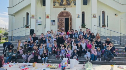 Copiii, invitați la vopsirea ouălor de Paști la Biserica „Sfinții Arhangheli Mihail și Gavril” din Baia Mare