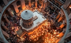 Sfânta Lumină a venit la Mormântul Domnului de la Ierusalim