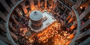 Sfânta Lumină a venit la Mormântul Domnului de la Ierusalim