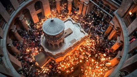 Sfânta Lumină a venit la Mormântul Domnului de la Ierusalim