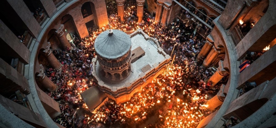 Sfânta Lumină a venit la Mormântul Domnului de la Ierusalim