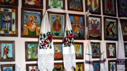 La Sighetu Marmației a fost vernisată expoziția de icoane pe sticlă și artă populară „Lumină din lumină”