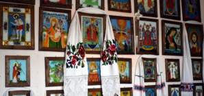 La Sighetu Marmației a fost vernisată expoziția de icoane pe sticlă și artă populară „Lumină din lumină”