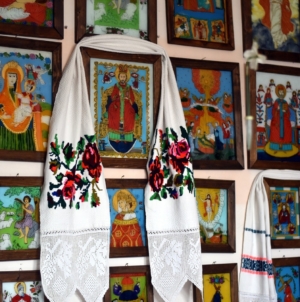 La Sighetu Marmației a fost vernisată expoziția de icoane pe sticlă și artă populară „Lumină din lumină”