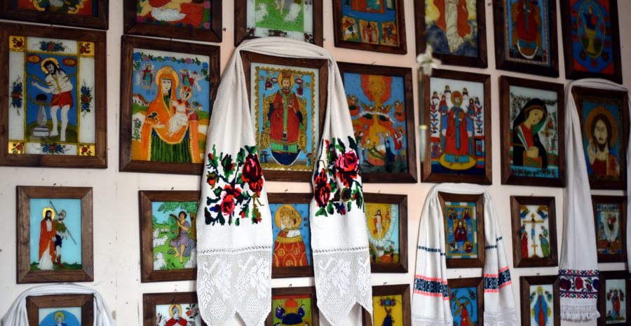 La Sighetu Marmației a fost vernisată expoziția de icoane pe sticlă și artă populară „Lumină din lumină”